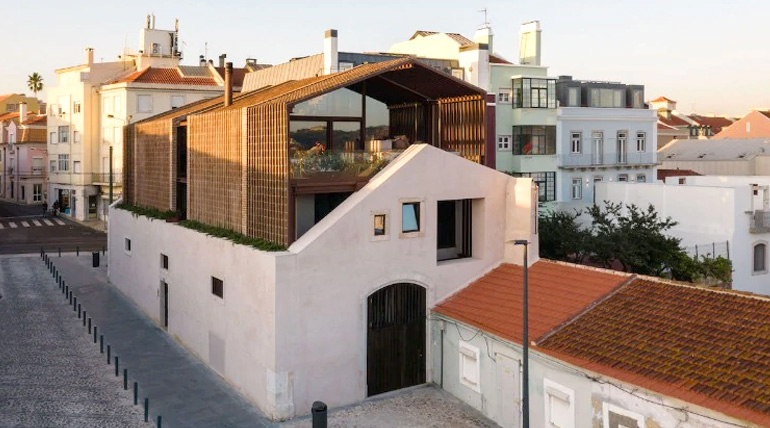 Casa di mattoni ‘estrusa’ da un vecchio magazzino a Lisbona